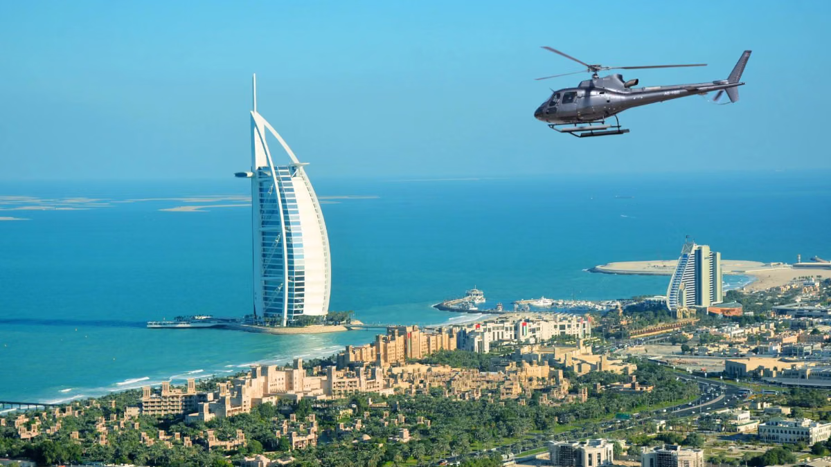 Lot helikopterem nad Dubajem – 12 minut Helikopter lecący nad Burj Al Arab i wybrzeżem Dubaju